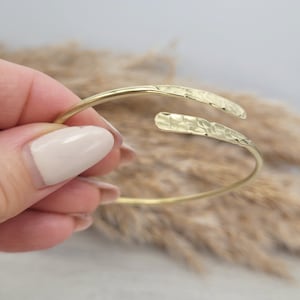 Golden hammered bracelet / Hammered jewellery / Adjustable / Simple bracelet / Minimal / Gift