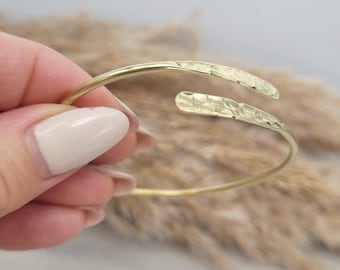 Goldenes gehämmertes Armband / Gehämmerter Schmuck / Einstellbar / Einfaches Armband / Minimal / Geschenk