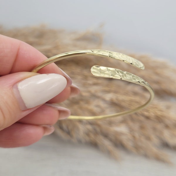 Golden hammered bracelet / Hammered jewellery / Adjustable / Simple bracelet / Minimal / Gift
