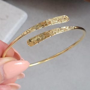Bracelet doré martelé / Bijoux martelés / Ajustable / Bracelet simple / Minimal / Cadeau / Cadeau pour la fête des mères