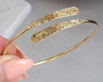Golden hammered bracelet / Hammered jewellery / Adjustable / Simple bracelet / Minimal / Gift / Mother's day gift