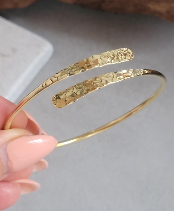 Golden hammered bracelet / Hammered jewellery / Adjustable / Simple bracelet / Minimal / Gift / Gift for her
