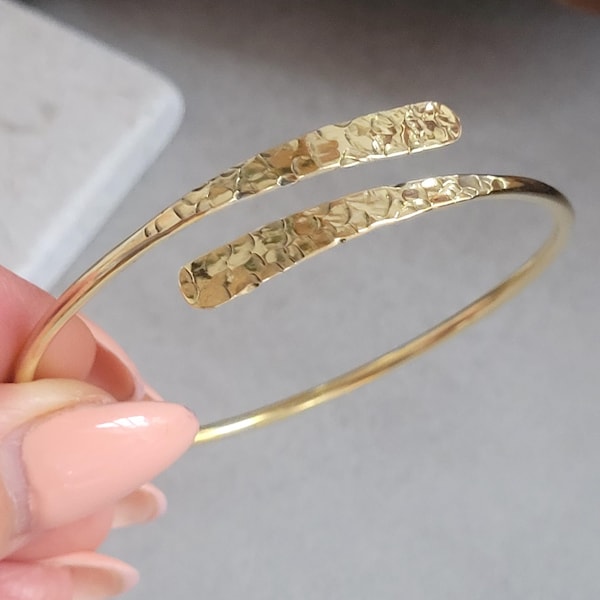 Golden hammered bracelet / Hammered jewellery / Adjustable / Simple bracelet / Minimal / Gift / Gift for her