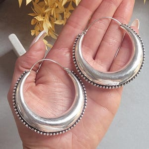 Extra Große Versilberte Creolen 6,5cm | Übergroße Boho Creolen | Strukturierte Perlenkante | Bold Statement Silber Schmuck