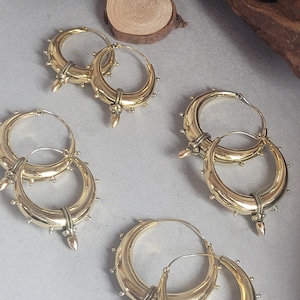Messing tribale oorringen: dikke gouden boho-sieraden