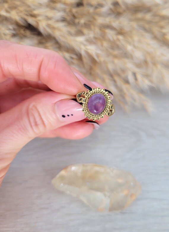 Anillo de oro online con piedra morada