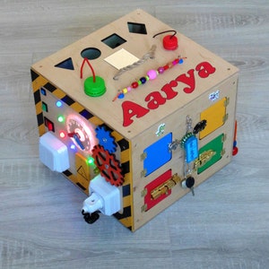 Personalized Busy board LED light toy toddler busy box baby Sensory board Wooden toy Activity baby 1 year old gift Busy cube shape sorter immagine 3