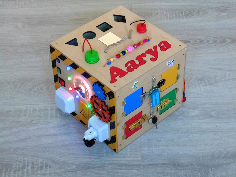 Personalized Busy board LED light toy toddler busy box baby Sensory board Wooden toy Activity baby 1 year old gift Busy cube shape sorter immagine 3