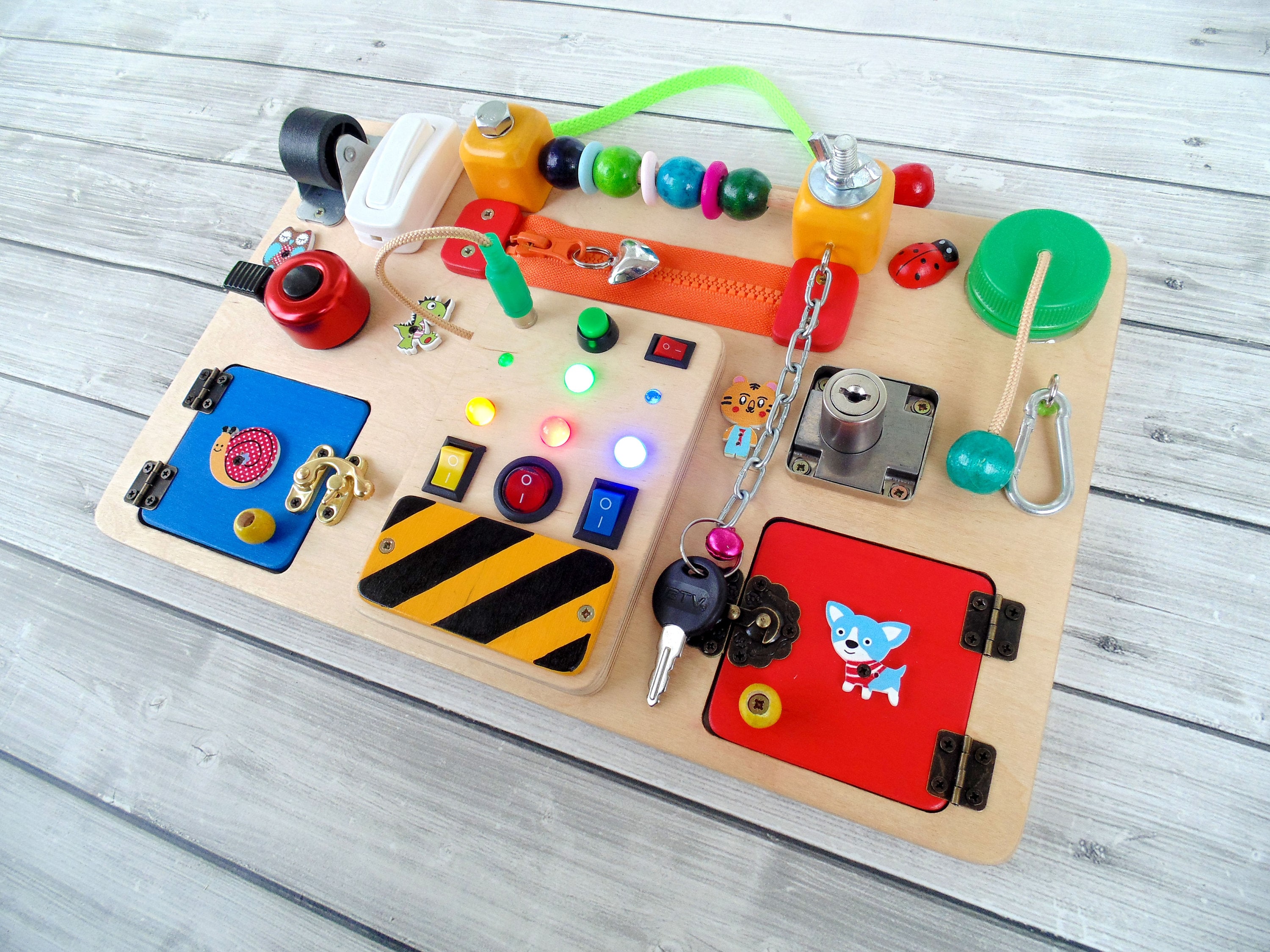 Tablero De Actividades Montessori Konijiwa Con 8 Luces LED E Interruptores - Juguete Sensorial De Madera Para Bebés De 1 A 4 Años, Aprendizaje Temprano Y Portátil, Regalo Educativo