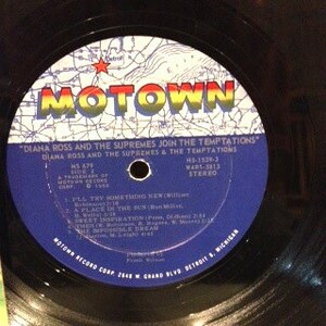 Pu&ograve; includere: Un'etichetta di disco in vinile bianco e nero con il logo Motown e il testo "DIANA ROSS AND THE SUPREMES JOIN THE TEMPTATIONS" e "DIANA ROSS AND THE SUPREMES & THE TEMPTATIONS". L'etichetta del disco include anche i titoli delle canzoni "I'LL TRY SOMETHING NEW" e "A PLACE IN THE SUN".