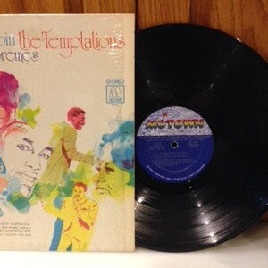 Pu&ograve; includere: Una copertina di un album in vinile con un'illustrazione colorata dei gruppi The Temptations e The Supremes. Il titolo dell'album &egrave; "The Temptations and The Supremes" e l'etichetta discografica &egrave; "Motown".