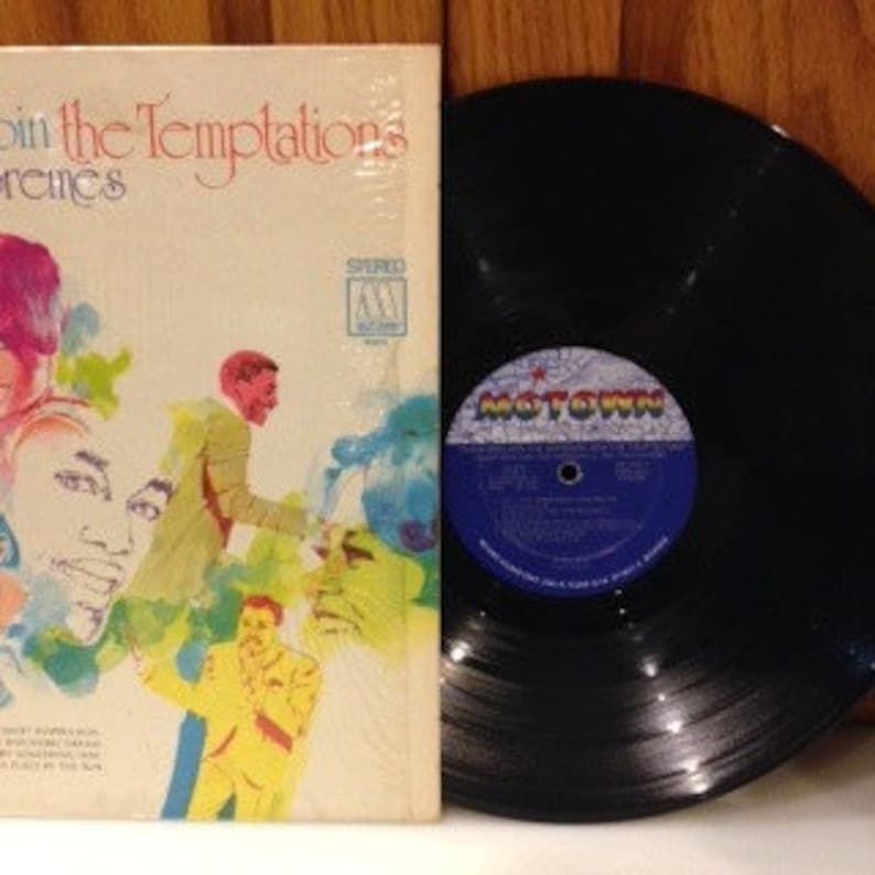 Pu&ograve; includere: Una copertina di un album in vinile con un'illustrazione colorata dei gruppi The Temptations e The Supremes. Il titolo dell'album &egrave; "The Temptations and The Supremes" e l'etichetta discografica &egrave; "Motown".