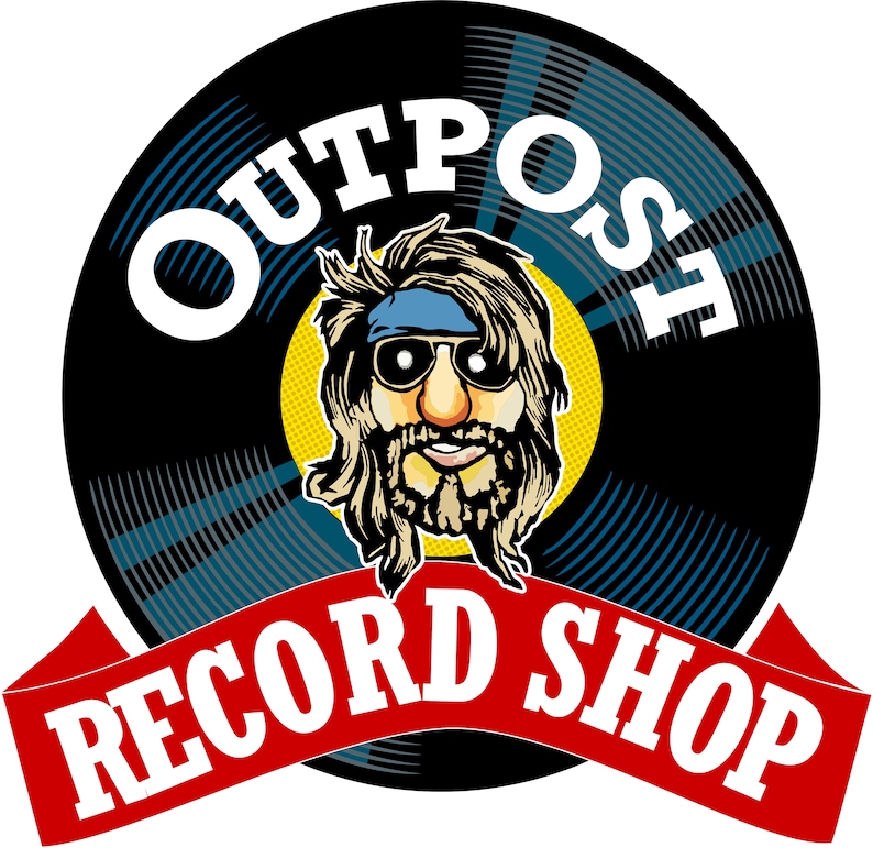 Pu&ograve; includere: Un'illustrazione in bianco e nero di un disco in vinile con il testo "Outpost Record Shop" in bianco. Un personaggio dei cartoni animati con la barba e gli occhiali da sole &egrave; al centro del disco.