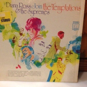 Pu&ograve; includere: Una copertina di un album in vinile vintage con Diana Ross, The Supremes e The Temptations. La copertina &egrave; un'illustrazione colorata dei cantanti con uno schema di colori rosa, blu e giallo brillante. Il titolo dell'album &egrave; "Diana Ross Join the Temptations & the Supremes".