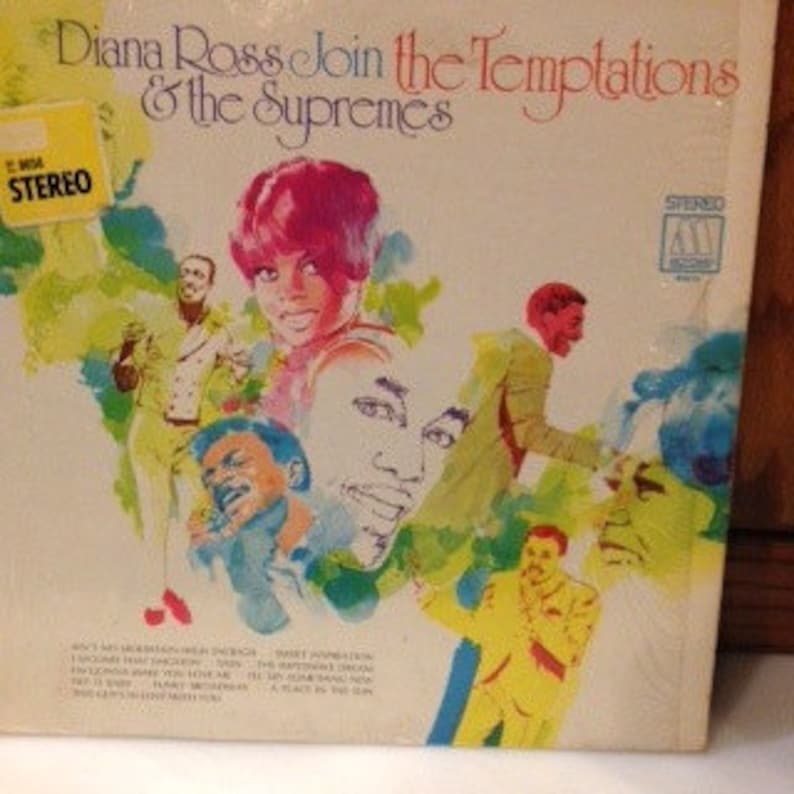Pu&ograve; includere: Una copertina di un album in vinile vintage con Diana Ross, The Supremes e The Temptations. La copertina &egrave; un'illustrazione colorata dei cantanti con uno schema di colori rosa, blu e giallo brillante. Il titolo dell'album &egrave; "Diana Ross Join the Temptations & the Supremes".