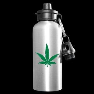 Puede incluir: Una botella de agua plateada con un dise&ntilde;o de hoja de marihuana verde. La botella tiene una tapa negra y un mosquet&oacute;n negro.