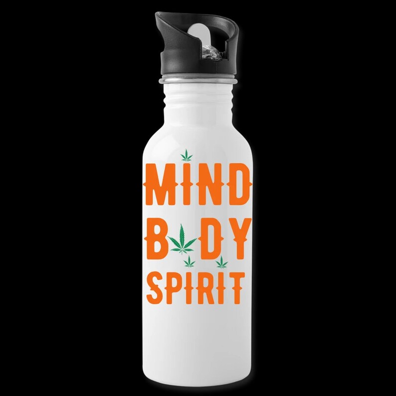 Puede incluir: Botella de agua de acero inoxidable blanca con tapa negra y un gr&aacute;fico naranja brillante que dice "MIND BODY SPIRIT" con iconos de hojas de marihuana verdes.
