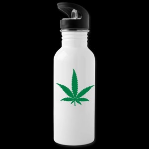 Puede incluir: Botella de agua de acero inoxidable blanca con un dise&ntilde;o de hoja de marihuana verde. La botella tiene una tapa de rosca negra con una tapa abatible.