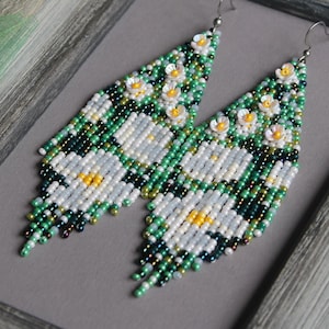 Statement kralenoorbellen met franjes en witte bloemen Bloemenrocaaloorbel Zomeroorbel Hangoorbel met kralenwerk Lang boho