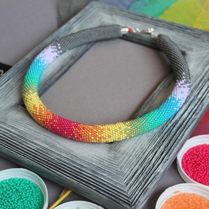 Collier de perles au crochet arc-en-ciel : tour de cou tchèque en perles de rocaille