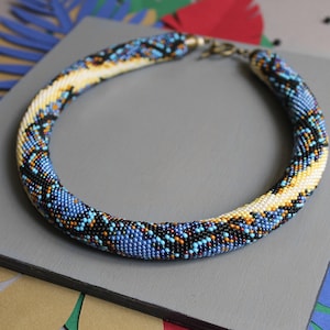 Blått ormhalsband: Virkat pärlhalsband
