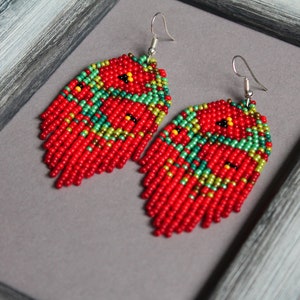 Pendientes de cuentas inspirados en Claude Monet: Diseño bohemio de cuentas en rojo