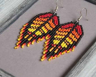 Pendientes de hoja amarilla roja Pendientes de hojas de naranja Pendientes largos de cuentas de araña de otoño Pendientes de flecos de cuentas de semillas Pendientes Boho Beadwork