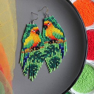 Pendientes con cuentas de pájaro loro Naturaleza roja verde tropical Pendientes de cuentas de semillas florales Pendientes brillantes Abalorios pendientes colgantes Long Boho imagen 9