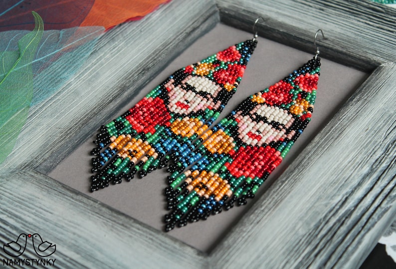 Frida Khalo inspired beaded earrings Roses fringe earrings Artist paintings earrings Floral Beadwork earrings Art lover Seed bead Boho zdjęcie 1