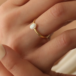 Opaalring, gouden ring, sierlijke ring, witte opaalring, minimalistische ring, echte opaalring, JX69