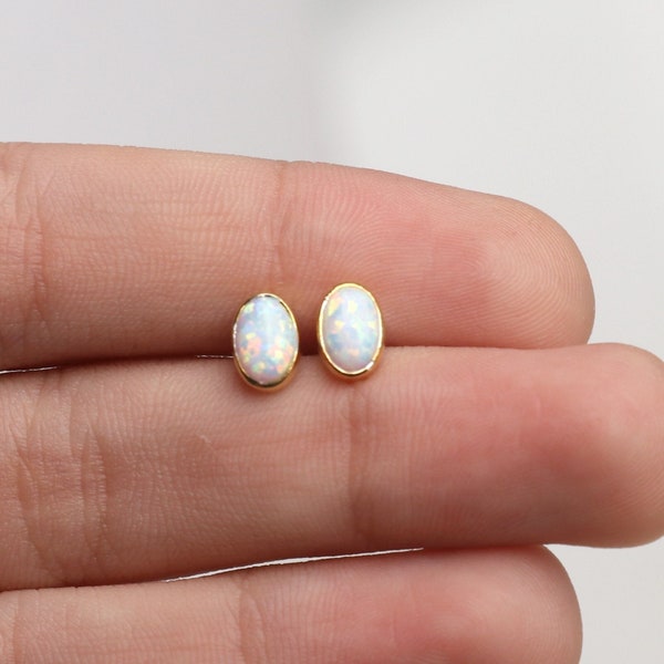 14k Gold Opal Ohrstecker, zierliche Ohrringe, weiße Opal Ohrringe.Minimalist Erings, echte Opal Ohrringe, JX63