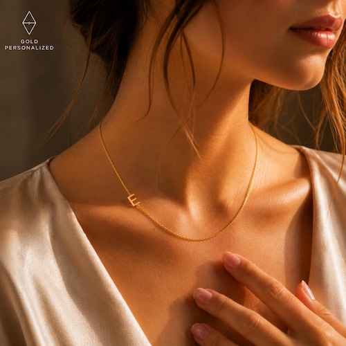 Collar con inicial lateral, delicado colgante de plata de ley con letra personalizada