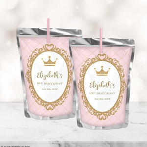 K&ouml;nnte beinhalten: Zwei rosa und silberne Saftbeutel mit goldenen Glitzer-Etiketten. Die Etiketten zeigen eine goldene Krone und den Text "Elizabeth's 1st Birthday July 15th, 20XX".