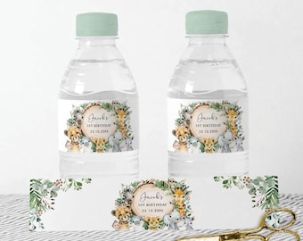 Op de afbeelding: Waterfleslabels met een jungledieren thema. De labels hebben een krans van groene bladeren en een cirkel met de tekst "Jacob's 1st Birthday 25.10.20XX". Er zijn illustraties van een leeuw, een giraffe, een olifant, een aap en een zebra.