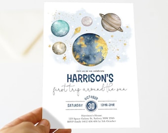 Może przedstawiać: Niebieskie i złote zaproszenie na pierwsze urodziny z motywem kosmicznym z tekstem "Harrison's first trip around the sun" i datą 30 października.