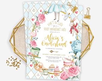 Peut inclure: Invitation à une fête d'anniversaire sur le thème d'Alice au pays des merveilles avec un fond à carreaux bleus et blancs. L'invitation présente une illustration aquarelle d'Alice, du Lapin Blanc, d'un flamant rose, d'une théière et d'autres éléments de l'histoire. Le texte sur l'invitation se lit comme suit : "Ne soyez pas en retard pour un rendez-vous très important. Veuillez nous rejoindre dans l'Onederland d'Alicia pour célébrer son 1er anniversaire."
