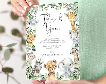 Puede incluir: Tarjeta de agradecimiento con temática de animales de la selva. La tarjeta presenta una jirafa, un león, una cebra, un mono, un guepardo, un elefante y un rinoceronte. El texto de la tarjeta dice "Gracias" y "El armario estaba vacío y las pertenencias del bebé eran pocas. ¡Pero todo esto cambió gracias a ustedes! Gracias por ser parte de nuestro baby shower. Con cariño, Cynthia y Tom."