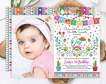 Könnte beinhalten: Eine farbenfrohe Fiesta-Einladung zum ersten Geburtstag mit einem Foto eines kleinen Mädchens. Die Einladung zeigt ein Banner mit bunten Flaggen, einen Kaktus, eine Maraca und den Text "Sie ist süß und so viel Spaß! Unsere kleine Señorita wird eins".