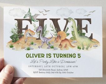 Può includere: Un invito di compleanno a tema dinosauri per un bambino di 5 anni. L'invito presenta un cartello di legno con il numero "CINQUE" e una varietà di dinosauri in un paesaggio verde e marrone. Il testo sull'invito recita: "Oliver compie 5 anni, Facciamo festa come un dinosauro! Sabato 25 ottobre 14:00-16:00, 123 Dinomite Road, Sydney 2345, RSVP Bettina 0412 345 678 entro il 10 ottobre".