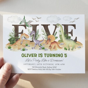 Peut inclure: Une invitation d'anniversaire sur le th&egrave;me des dinosaures pour un gar&ccedil;on de 5 ans. L'invitation pr&eacute;sente une pancarte en bois avec le chiffre "CINQ" et une vari&eacute;t&eacute; de dinosaures dans un paysage vert et brun. Le texte sur l'invitation se lit comme suit : "Oliver a 5 ans, Faisons la f&ecirc;te comme un dinosaure ! Samedi 25 octobre 14h-16h, 123 Dinomite Road, Sydney 2345, RSVP Bettina 0412 345 678 avant le 10 octobre".