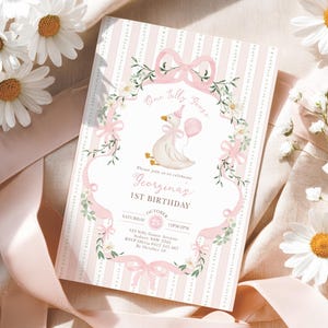 K&ouml;nnte beinhalten: Eine rosa und wei&szlig;e Geburtstagseinladungskarte mit dem Text "One Silly Goose" und "Georgina's 1st Birthday". Die Karte zeigt eine Cartoon-Gans, die einen Ballon h&auml;lt, umgeben von floralen und Schleifen-Akzenten. G&auml;nsebl&uuml;mchen und Schleifen befinden sich im Hintergrund.
