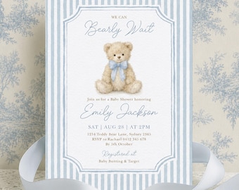 Może przedstawiać: Zaproszenie na baby shower z jasnoniebieskim i białym pasiastym tłem. Zaproszenie zawiera ilustrację misia z niebieską kokardą. Tekst brzmi "We Can Bearly Wait" i zawiera szczegóły dotyczące baby shower Emily Jackson.