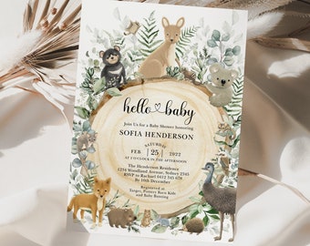 Puede incluir: Una invitación a un baby shower con temática de bosque. La invitación presenta una ilustración de acuarela de un tocón de árbol con varios animales, incluyendo un canguro, un koala, un wombat y un equidna. El texto de la invitación dice "hello baby" e incluye el nombre "Sofia Henderson", la fecha "25 de febrero de 2022" y la hora "2 en punto de la tarde".