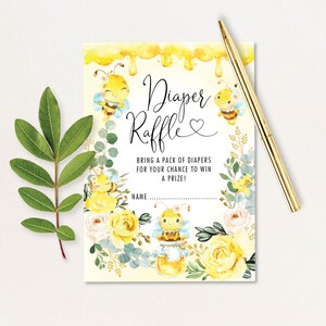 Puede incluir: Un boleto de rifa de pañales para baby shower amarillo y blanco con una ilustración de abeja y el texto "Rifa de pañales". ¡Trae un paquete de pañales para tener la oportunidad de ganar un premio! Nombre: