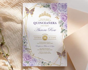 Puede incluir: Una invitación a una Quinceañera con un marco geométrico dorado y flores moradas. El texto dice "Quinceañera" y "Aurora Rose". La fecha es el 25 de octubre. La invitación incluye la ubicación y la hora del evento, así como la información de RSVP.