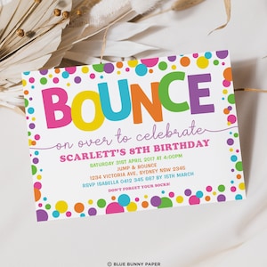 Könnte beinhalten: Eine bunte Einladung mit einem Hintergrund aus Punkten. Der Text lautet "BOUNCE on over to celebrate SCARLETT'S 8TH BIRTHDAY" mit Details zur Party, einschließlich Datum, Uhrzeit, Ort und RSVP-Informationen.