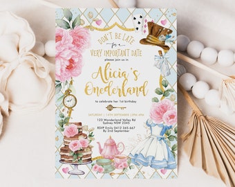 Może przedstawiać: Karta zaproszenia z jasnoniebieskim i złotym tłem w romby. Karta zawiera tekst "Don't be late for a very important date" i "Alicia's Onederland" w złotym skrypcie. Kwiatowe i Alicja w Krainie Czarów ilustracje zdobią kartę.