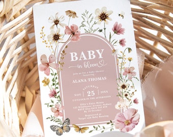 Może przedstawiać: Zaproszenie na baby shower z różowo-białym wzorem kwiatowym. Zaproszenie zawiera napis "Baby in Bloom" i imię "Alana Thomas". Data imprezy to sobota, 25 listopada 20XX, godzina 14:00. Miejsce: Elfie's Fairy House, 123 Wildflower Avenue, Sydney. Prosimy o potwierdzenie obecności do 10 października u Elsy pod numerem 0412 345 678. Zaproszenie zawiera również tekst "Registered at Target and Baby Bunting."
