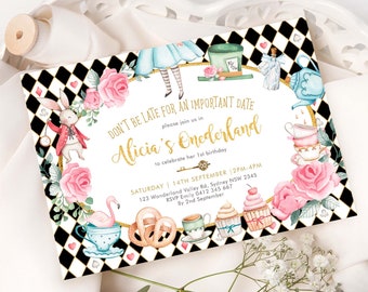 Peut inclure: Invitation à un premier anniversaire sur le thème d'Alice au pays des merveilles avec un fond à carreaux noirs et blancs. L'invitation présente une illustration fantaisiste d'Alice, le Chapelier fou, le Lapin blanc et d'autres personnages de l'histoire. Le texte sur l'invitation se lit comme suit : "Ne soyez pas en retard pour un rendez-vous important... rejoignez-nous dans le Onederland d'Alicia pour célébrer son 1er anniversaire. Samedi 14 septembre de 14h00 à 16h00, 123 Wonderland Valley Rd, Sydney NSW 2345, RSVP Emily 0412 345 667 avant le 2 septembre."