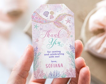 Op de afbeelding: Een roze en paarse mermaids-staart bedankkaart met gouden glitteraccenten. De kaart heeft de tekst "Thank You" en "for coming and celebrating with me! love, SOFIANA".